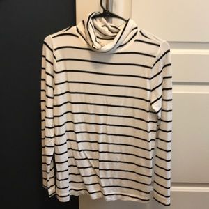 A New Day turtleneck flowy top. Black and white